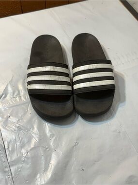 Adidas Adilette boys slip on slides size 4Y